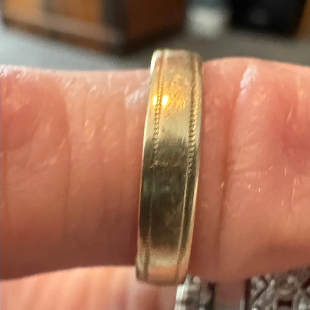 Gold wedding band with migraine edge detail size 5 1/5 - Picture 6 of 6